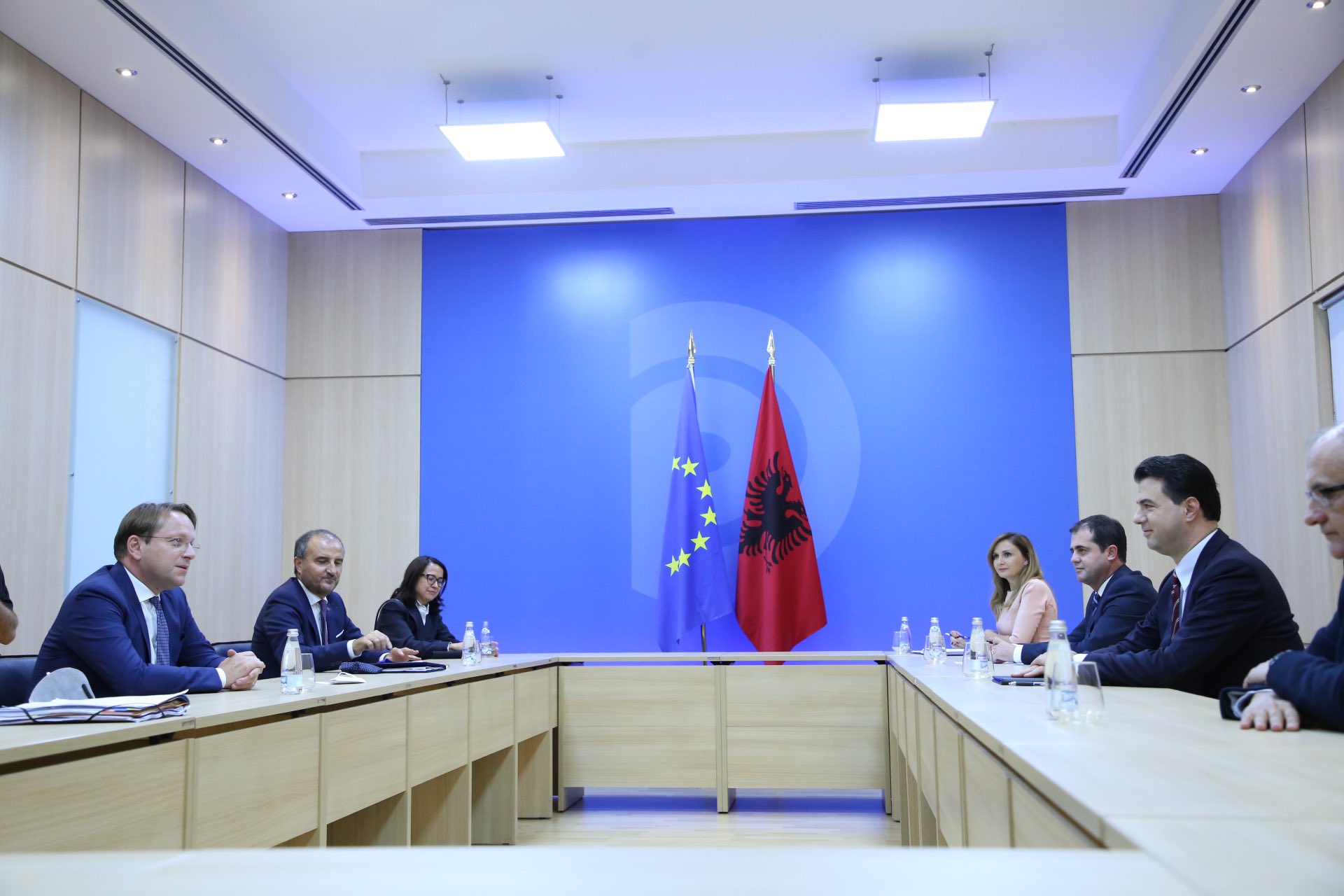 Varhelyi takon Bashën: Diskutuam për rrugën e Shqipërisë për në BE dhe “Zgjedhoren”