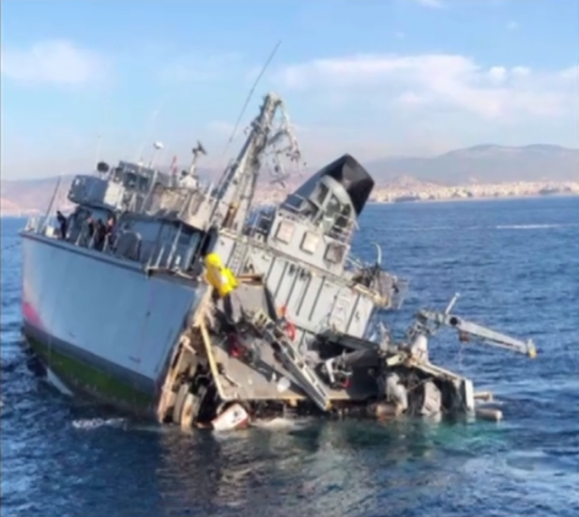 FOTO/ Incident i rëndë në Egje, anija ushtarake greke ndahet në gjysmë -  Abc News