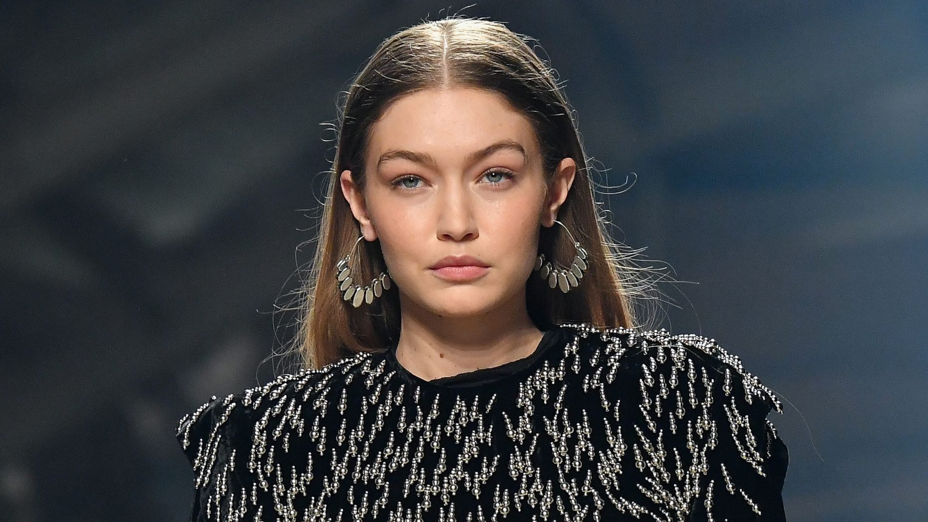 Gigi Hadid tregon linjat perfekte një muaj pas lindjes së vajzës