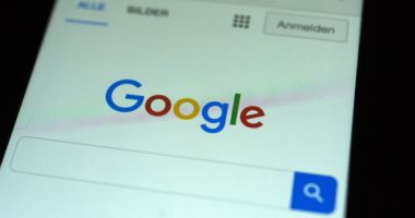 Google Search tani ju lejon të kërkoni këngën tuaj të preferuar me një psherëtimë