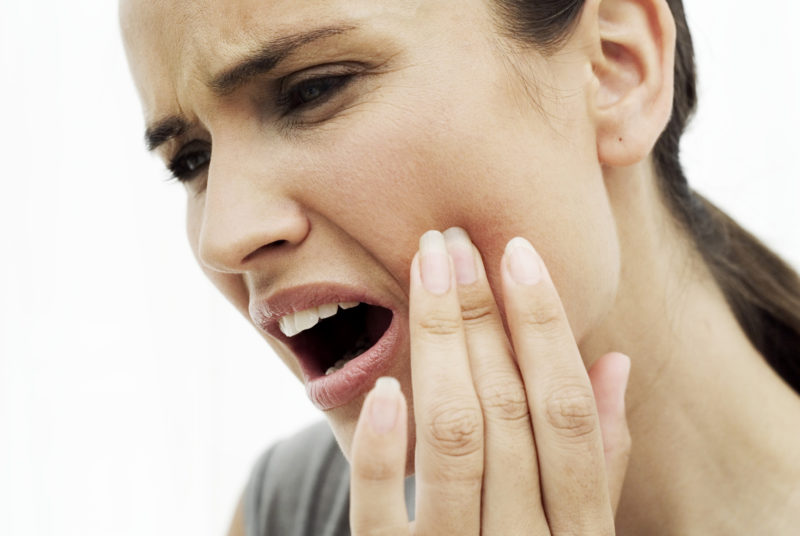 Sëmundja që ‘vret’ dhëmbët: Si ta kurojmë dhe parandalojmë