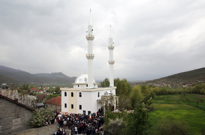 Theu derën e xhamisë për të marrë paratë, arrestohet i riu në Përrenjas