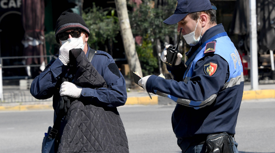 “Ku e ke maskën”, policia gjobit 678 të “pabindur”, shoqërohen 10 persona