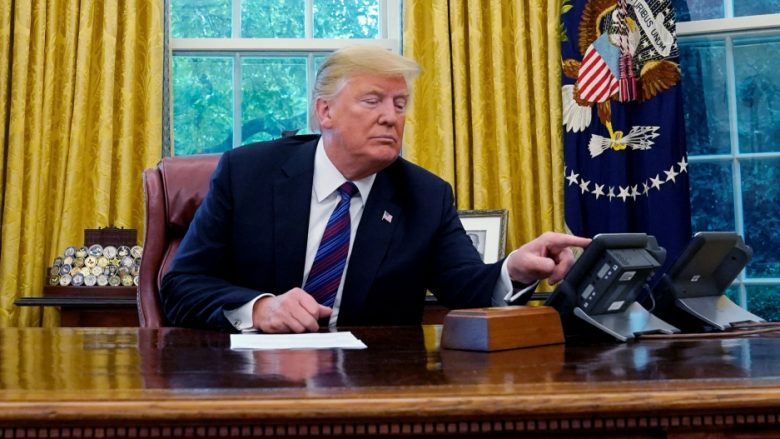 Trump shkon në Zyrën Ovale, zyra e shtypit: Po informohet mbi pandeminë dhe uraganin