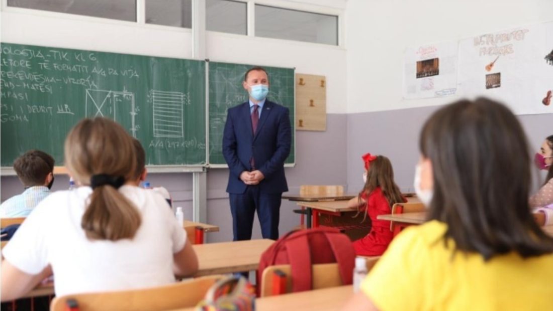 Nxënës e mësues të infektuar nga Covid 19, mbyllen 14 shkolla në Kosovë -  Abc News