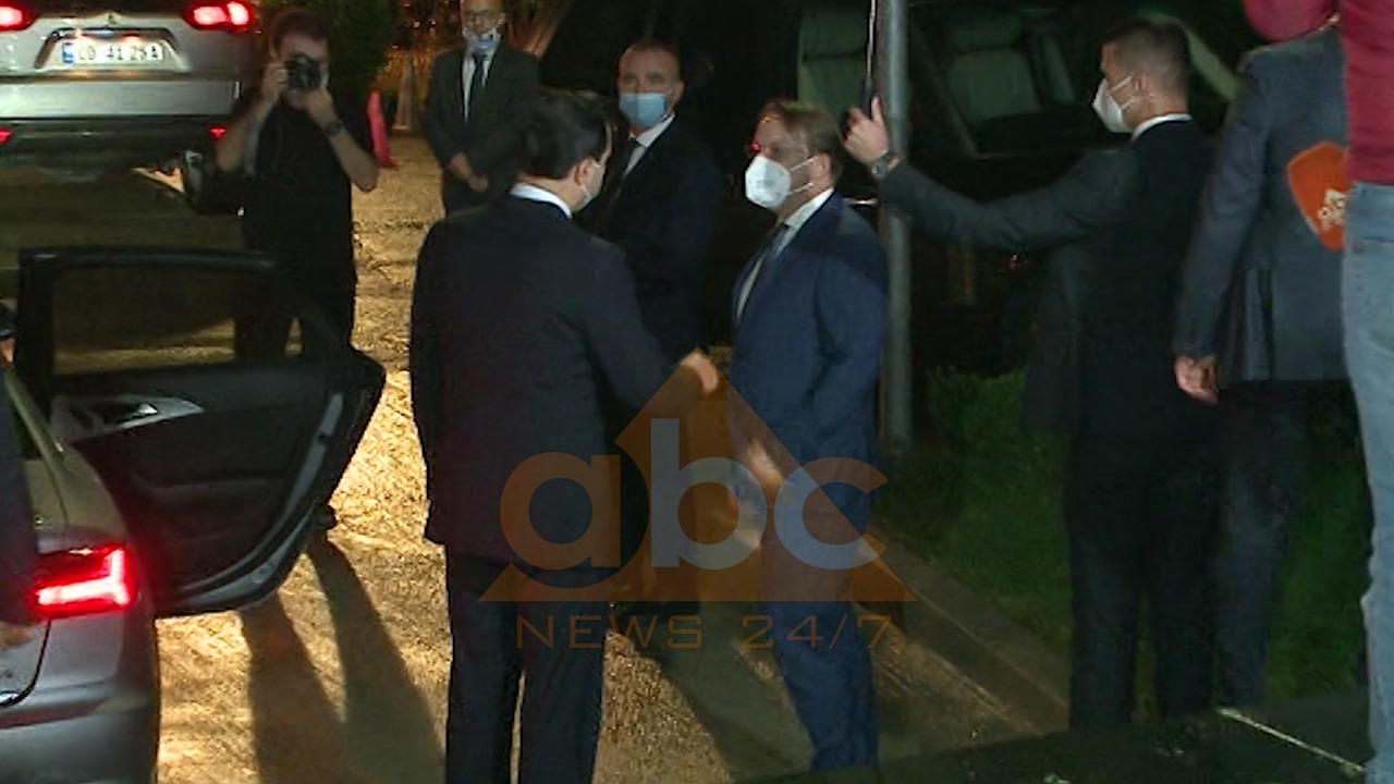 Oliver Varhelyi përfundon takimin me Bashën në selinë blu