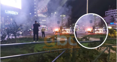 Shpërthen në flakë makina te “Zogu i Zi” në Tiranë