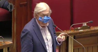 Refuzoi të vendoste maskën, Vittorio Sgarbi në ajër, nxirret me forcë nga parlamenti