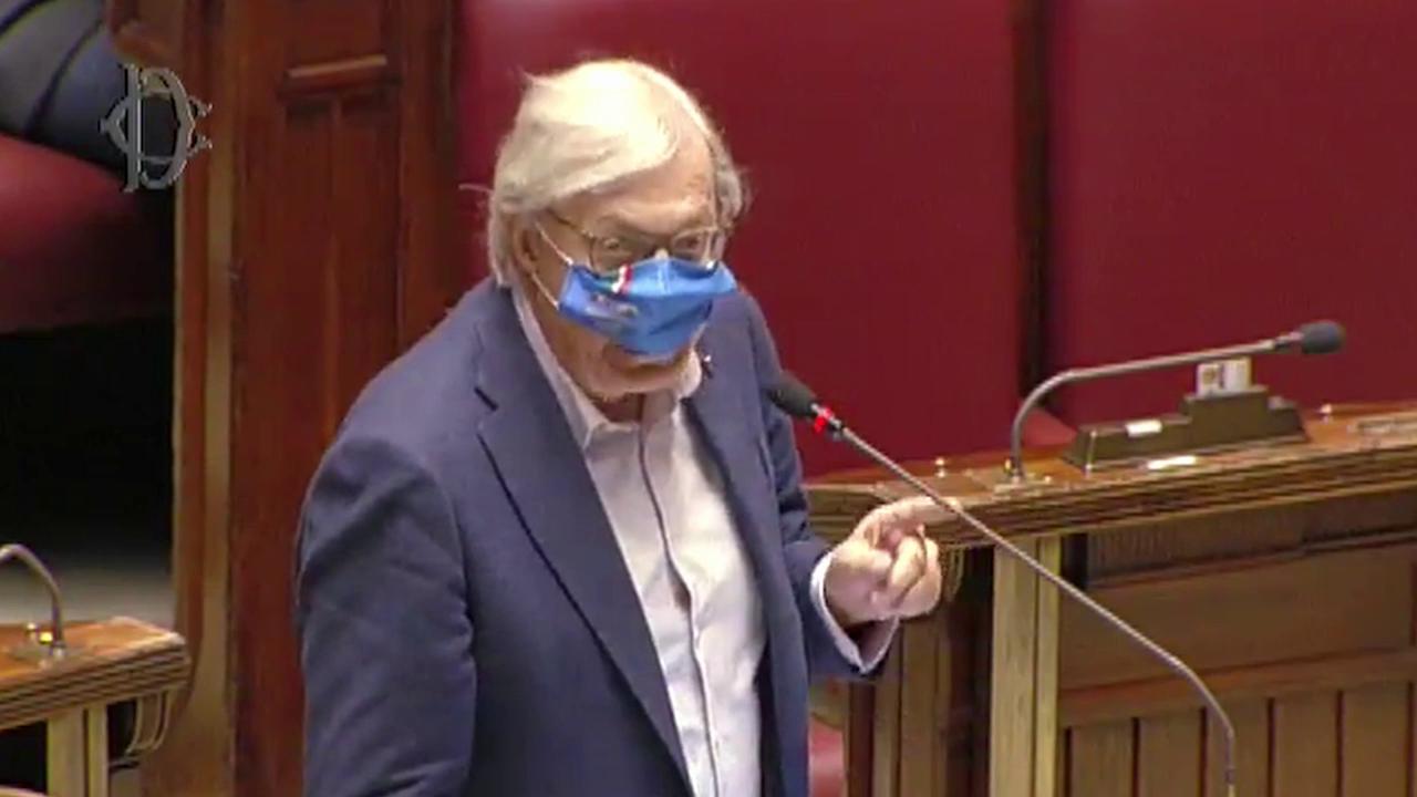 Refuzoi të vendoste maskën, Vittorio Sgarbi në ajër, nxirret me forcë nga parlamenti