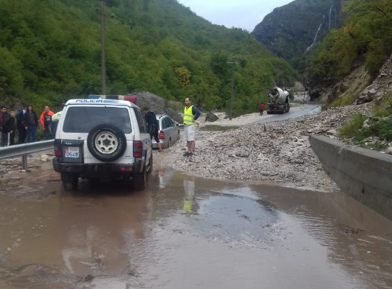 Reshjet e shiut gjatë së premtes, bllokohet nga rënia e gurëve aksi Bajram Curri-Valbonë