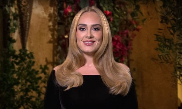 Adele reagon pas thashethemeve se është në një lidhje me Skeptan