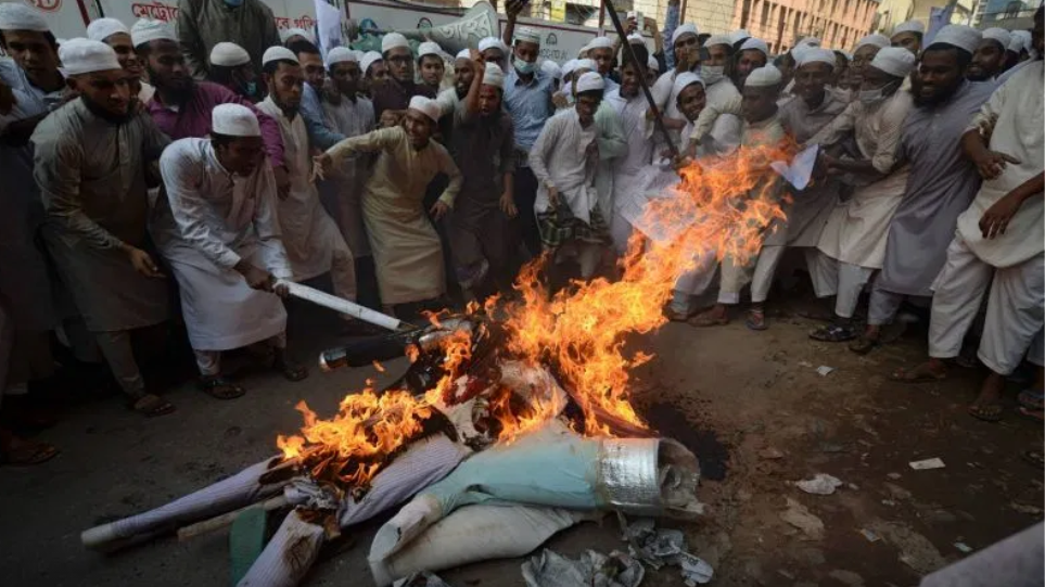 Tmerr në Bangladesh: Turma e njerëzve rreh për vdekje dhe djeg një burrë