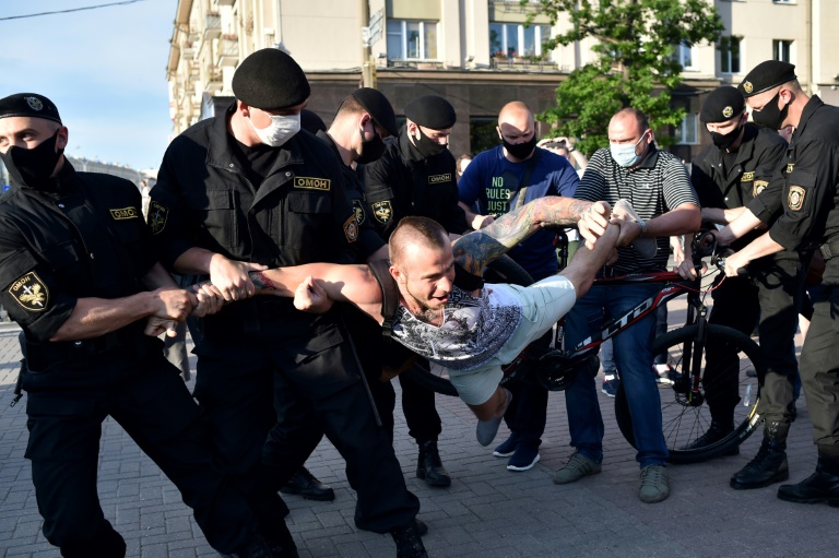 Protesta në Bjellorusi, policia arreston dhjetëra persona