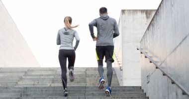 Studimi: Si të ndihmojnë 30 minuta ngjitje shkallësh në javë