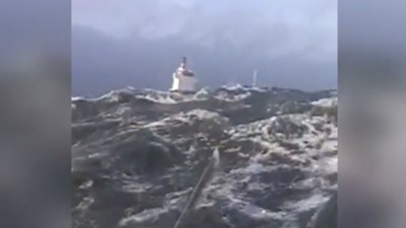 VIDEO/ Pamje dramatike, dallgët gjigante thuajse përpijnë anijen 4 000 ton