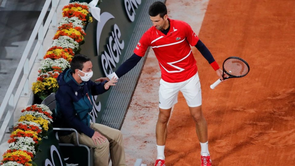 VIDEO/ Tani i bëhet “ves”, Djokovic godet gjyqtarin edhe në Roland Garros