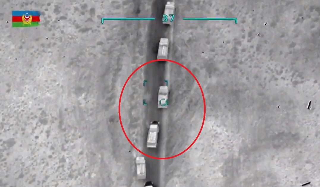 Droni i ndoqi deri sa gjeti vendin e duhur: Momenti i sulmit azer ndaj autokolonës armene