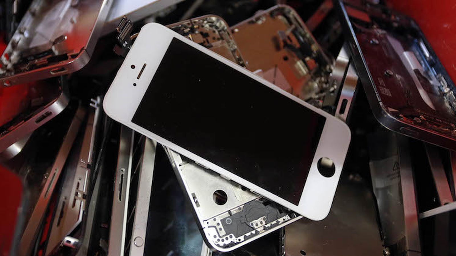 Në vend që t’i shkaterronte, i rregullonte dhe i shiste. Apple hedh në gjyq kompanine partnere