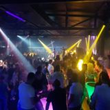 Në Prizren e “harrojnë” Covid-in, të rinjtë dynden në festë, ministri shkon dhe e gjobit vetë lokalin