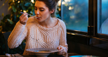 Çfarë ndodh me trupin kur hani shumë shpejt?