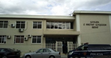 Rezulton pozitiv me Covid-19 një punonjëse në gjykatën e Beratit