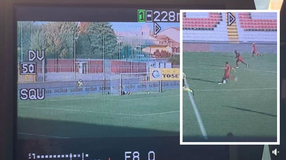 VIDEO/ Derbi i shqiptarëve në Itali, arbitri nuk e quan gol një perlë nga mesfusha