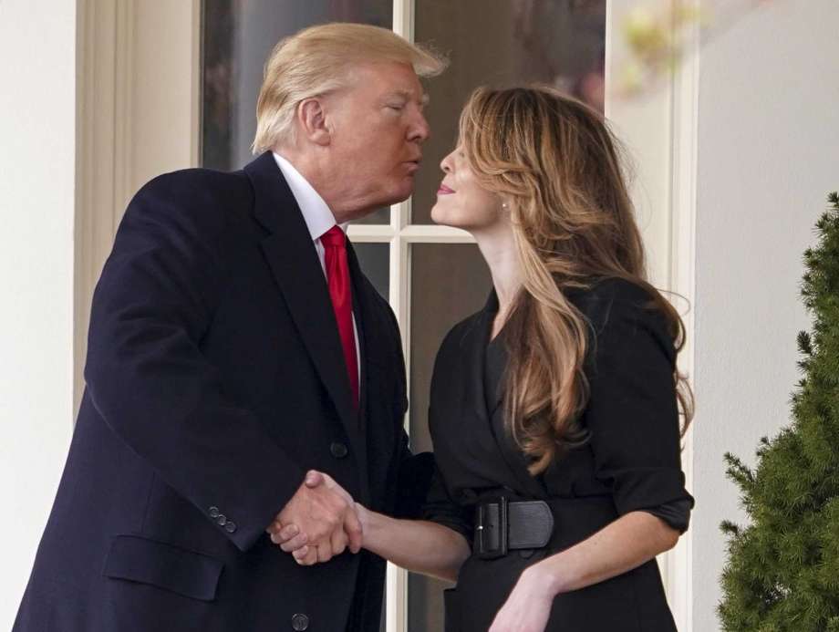 Kush është këshilltarja bukuroshe që infektoi Donald Trump-in me koronavirus
