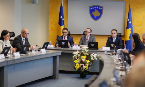 Situata e Covid-19, zyrtarët në Kosovë ndalohen të udhëtojnë jashtë vendit