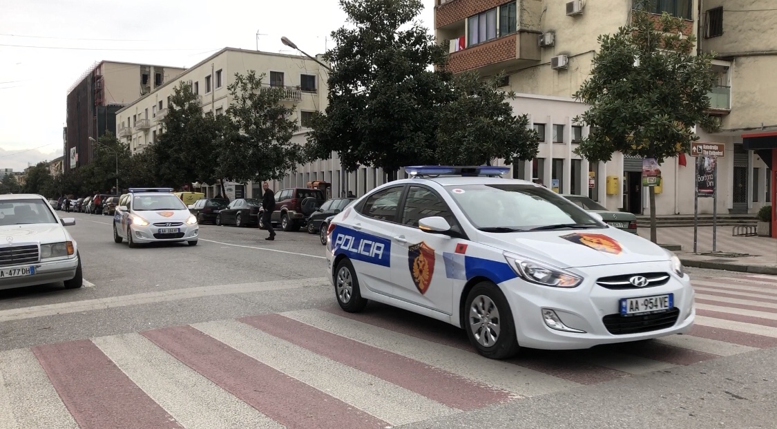 I doli përpara “Benz-i”, makina e policisë shmang përplasjen dhe del nga rruga në Vlorë