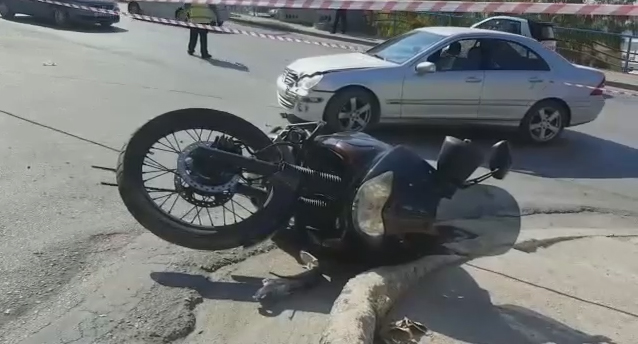 Automjeti përplaset me motorin në Durrës, një 65-vjeçar i lënduar në spital