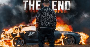 VIDEO/ I riu lyen me benzinë dhe i vë zjarrin super “Mercedesit” 200 000 USD