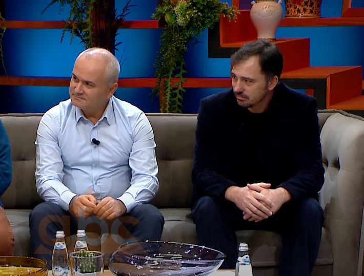 Mesazhi prekës për mjekët e “Spitalit Amerikan”, Kel Demi e lexon live: Jeni thjesht heronj