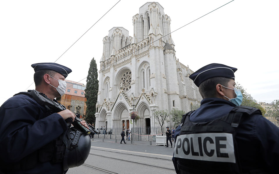 Sulmi me tre të vdekur në Nicë, policia franceze arreston një 47-vjeçar