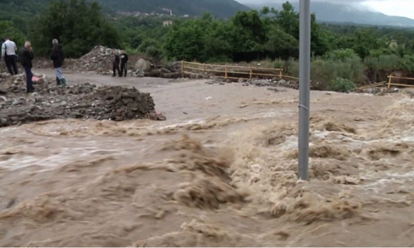 Moti i keq përfshinë Kosovën, paralajmërohen përmbytje  