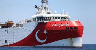 Grekët “s’ja ndajnë sytë” anijes turke: “Uruç Reis” i afrohet në mëngjes ishullit Kastelorizo