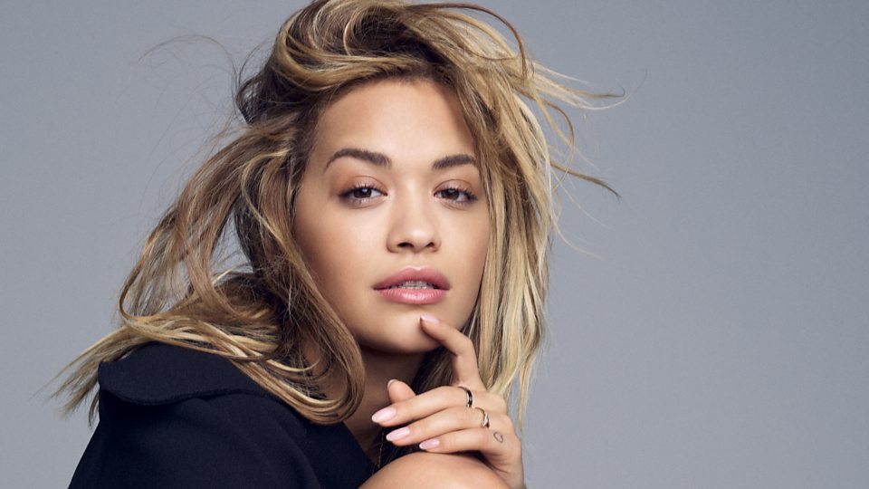 Rita Ora bëhet nostalgjike, poston fotot me bikini nga pushimet në Greqi