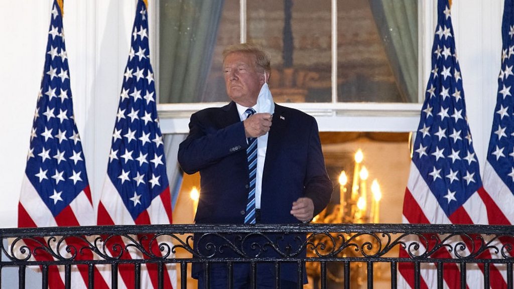 Trump heq maskën ndërsa pozon për foto: Mos kini frikë nga virusi!