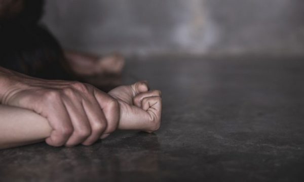 Abuzoi seksualisht në mënyrë të përsëritur me një 14-vjeçare, ndalohet 25-vjeçari në Tiranë