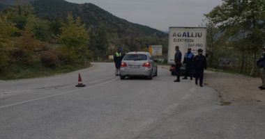 Ceremonia te varrezat u ushtarëve grekë në Këlcyrë, policia ngre postblloqe