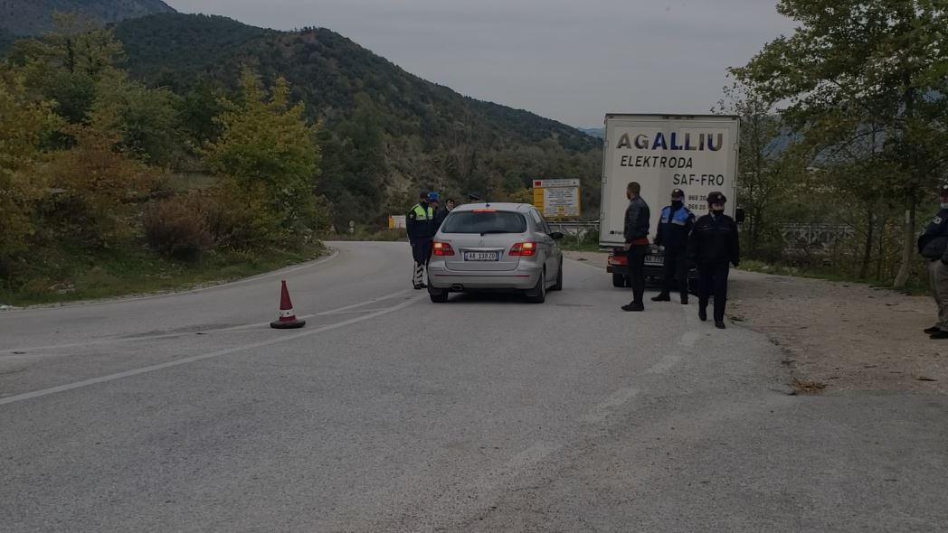 Ceremonia te varrezat u ushtarëve grekë në Këlcyrë, policia ngre postblloqe