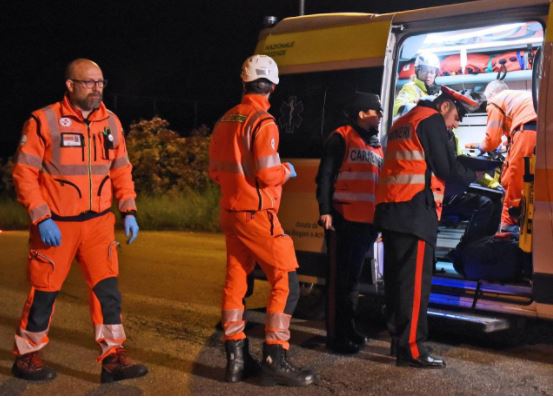 Po kthehej në shtëpi me motor, e përplas makina, vdes shqiptari, nëna dhe gruaja në spital