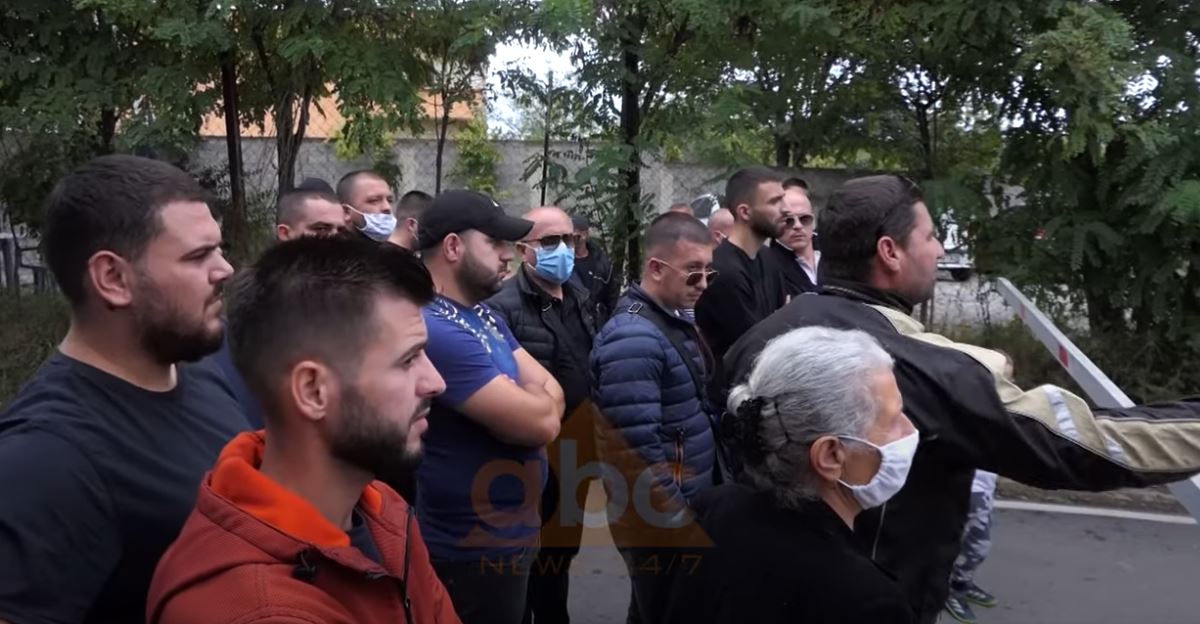 Revolta në burgje, familjarët e të burgosurve protestë në burgun e Peqinit