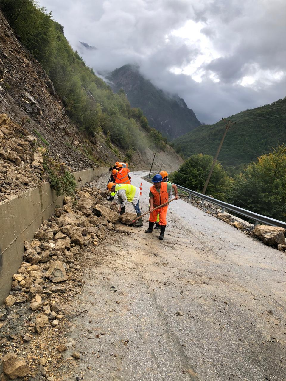 Moti i keq, rënie gurësh në rrugët nacionale në Kukës