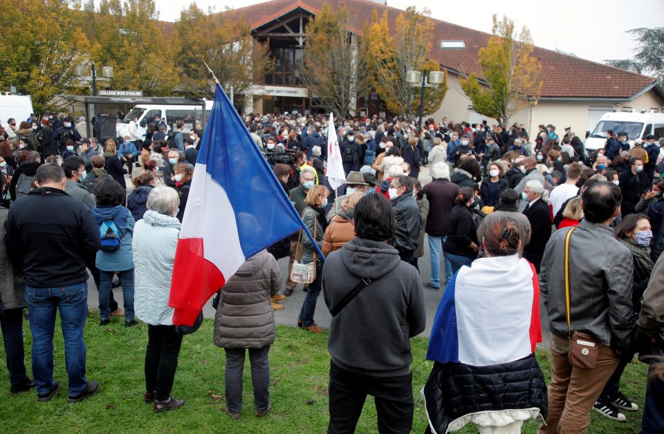 Franca do të dëbojë nga vendi 231 ekstremistë të dyshuar pas sulmit ndaj mësuesit në Paris