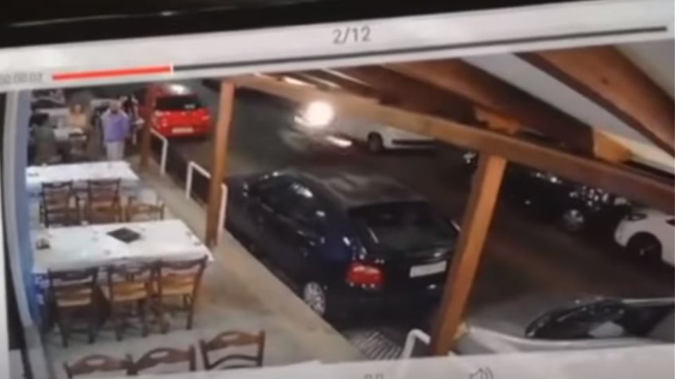 VIDEO/ Makina hedh në ajër kamerierin që po kalonte rrugën në Athinë