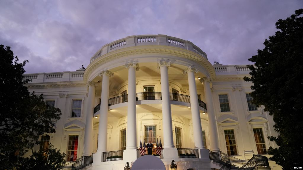 Presidenti Trump kthehet në Zyrën Ovale