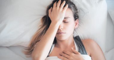 Kjo është arsyeja pse zgjohemi me dhimbje koke në mëngjes