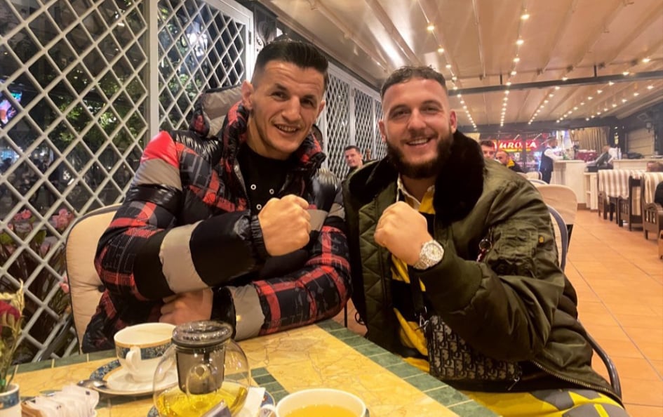“Të bëjmë krenar Shqipërinë e Kosovën”, Mozzik takohet me kampionin shqiptar të boksit