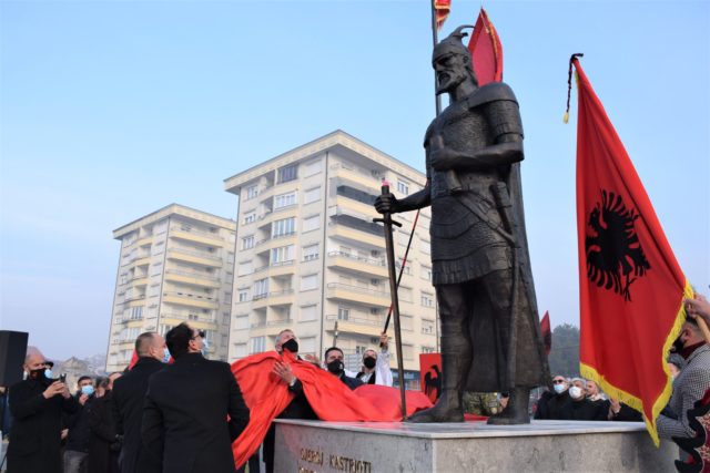 Skënderbeu në “dietë”, flet autori: Ejani shikojeni nga afër