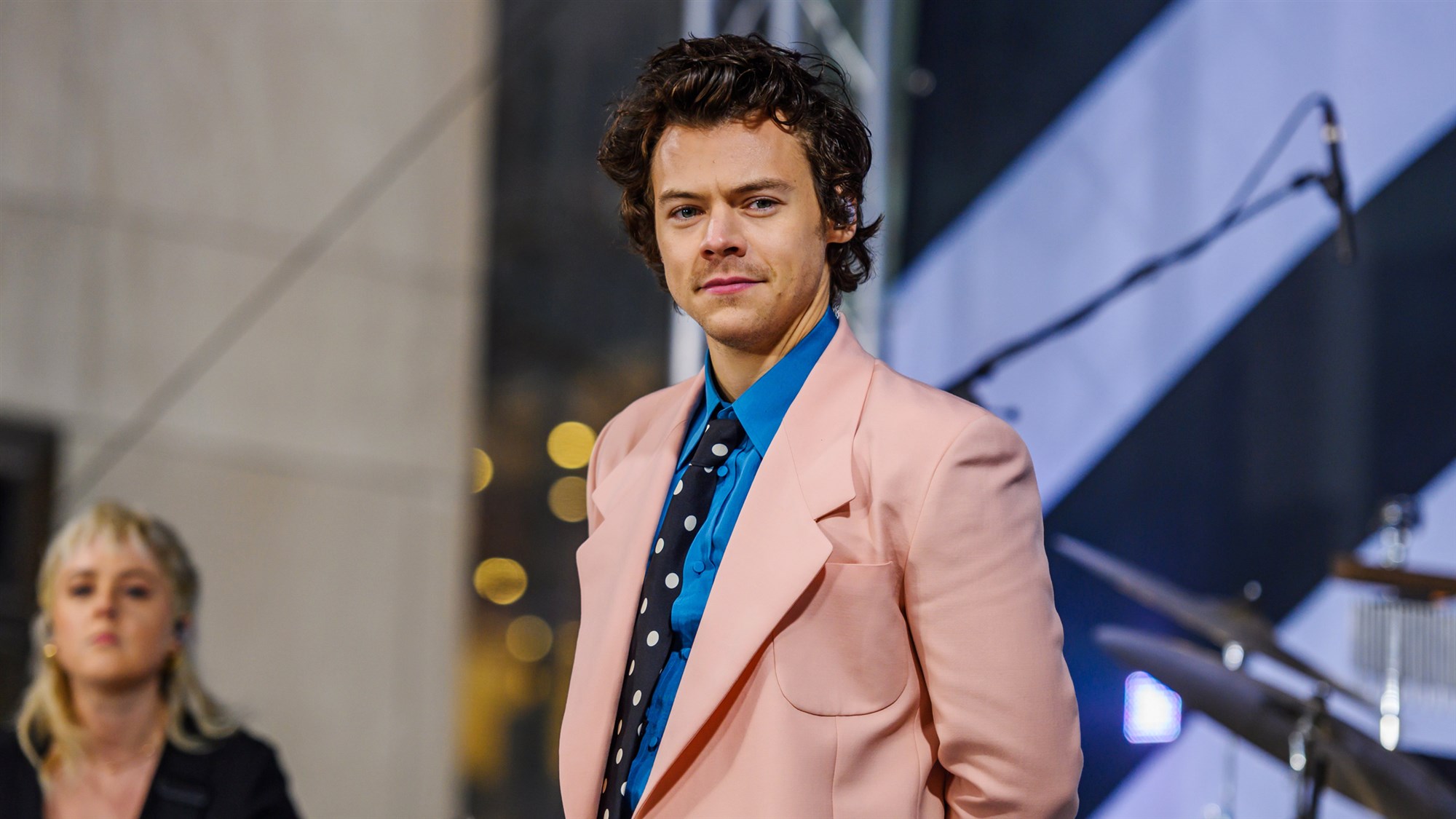 Harry Styles thyen barrierat, pozon për Vogue me një fustan